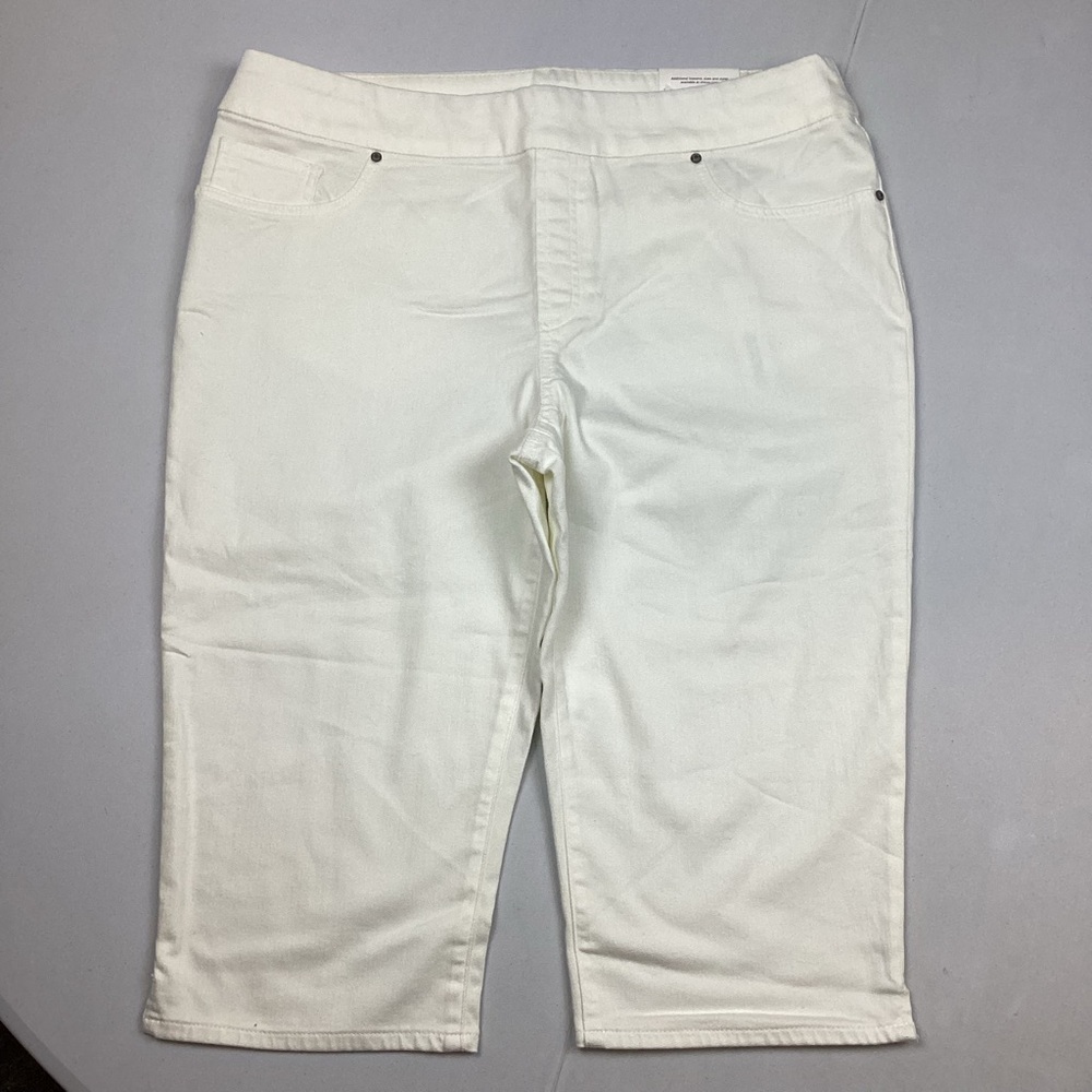 Chico’s White Capri Denim Pull on shorts New with tag